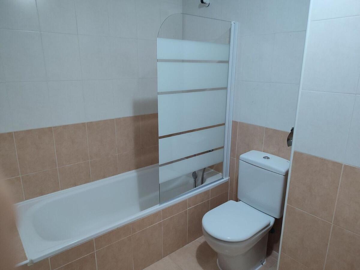 Apartamento Con Piscina 卡萨雷斯 外观 照片