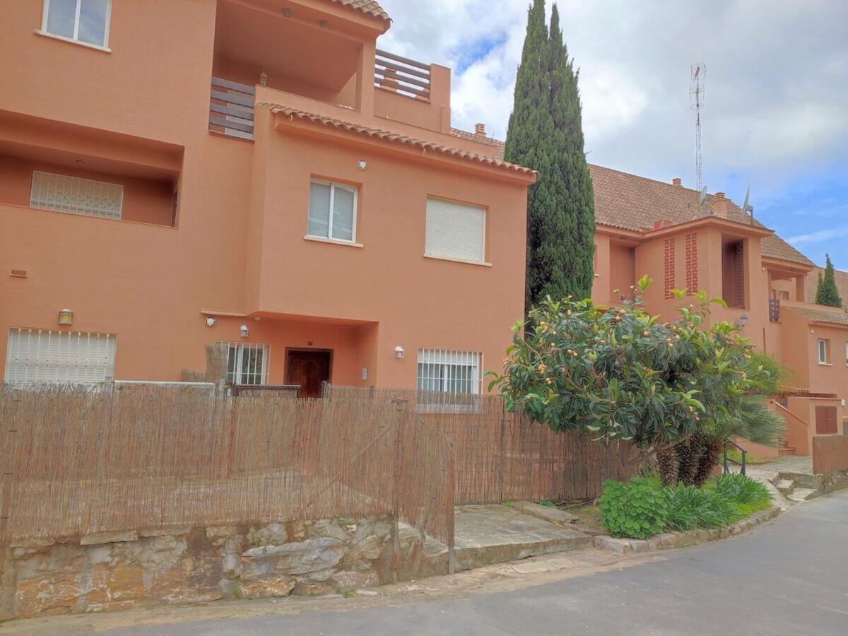 Apartamento Con Piscina 卡萨雷斯 外观 照片