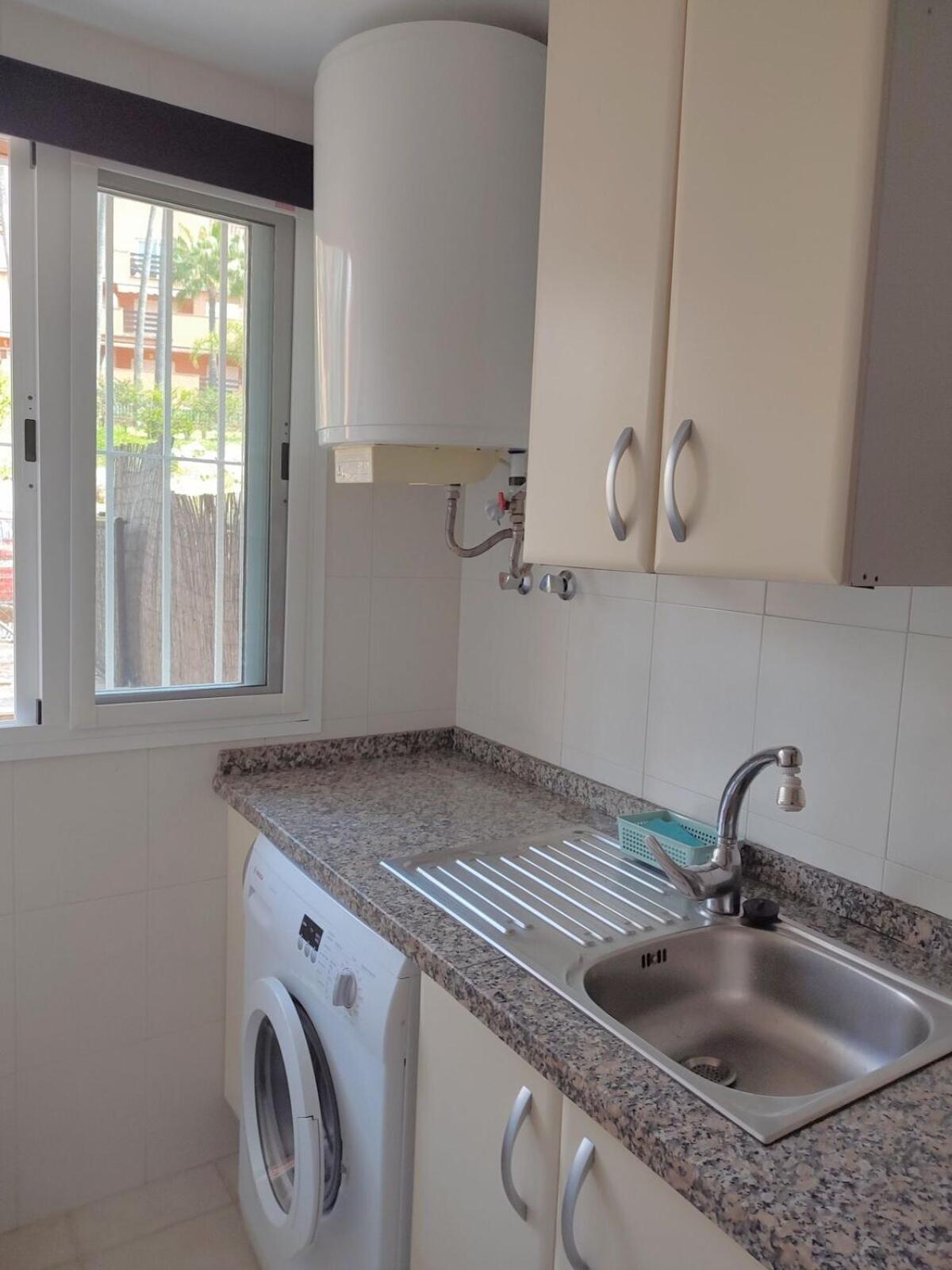 Apartamento Con Piscina 卡萨雷斯 外观 照片