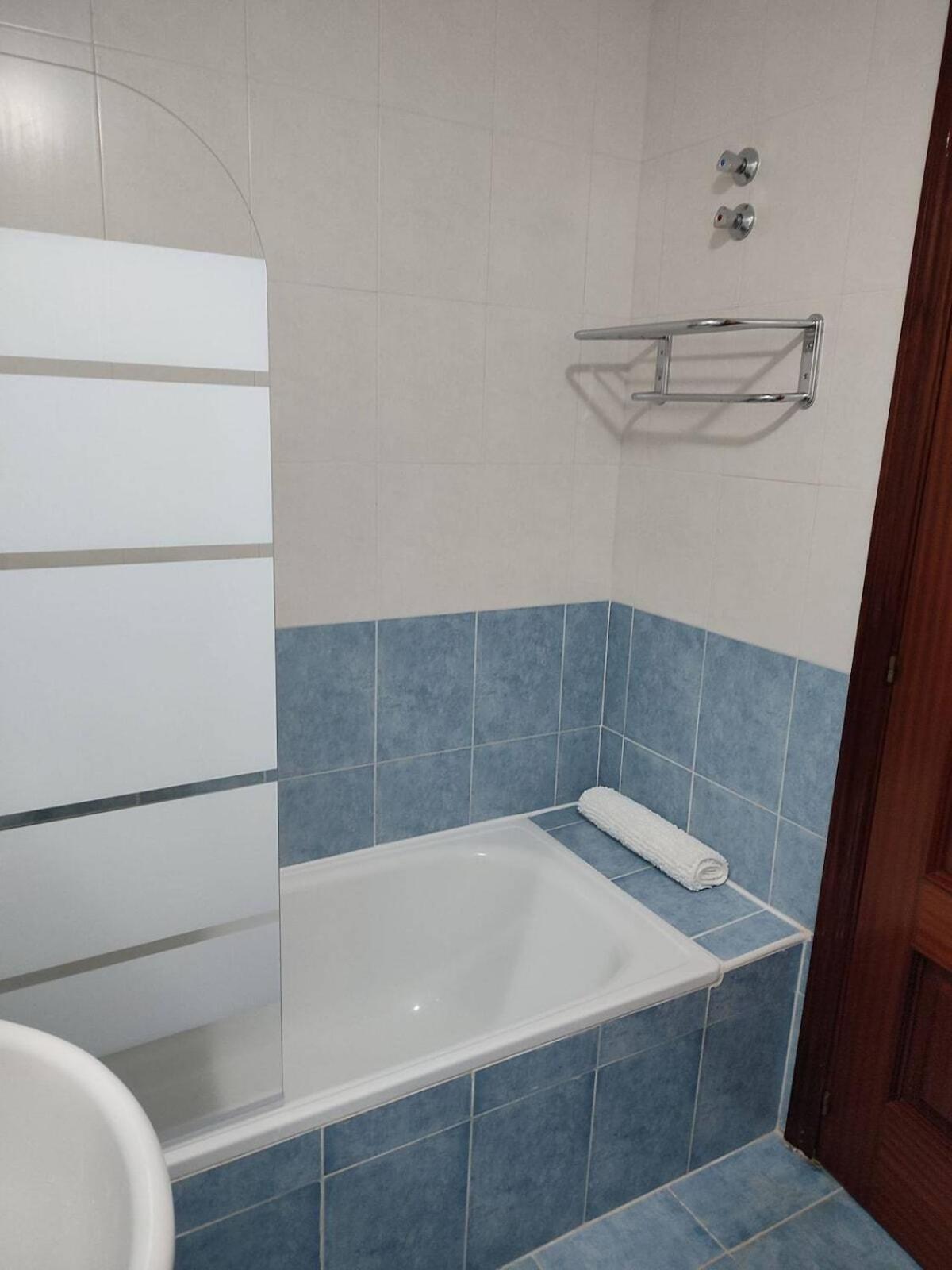 Apartamento Con Piscina 卡萨雷斯 外观 照片